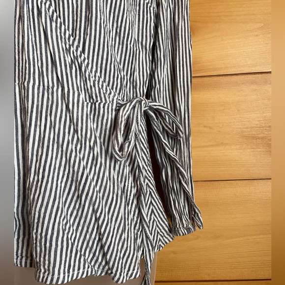 Old Navy striped peplum wrap top - Picture 4 of 6